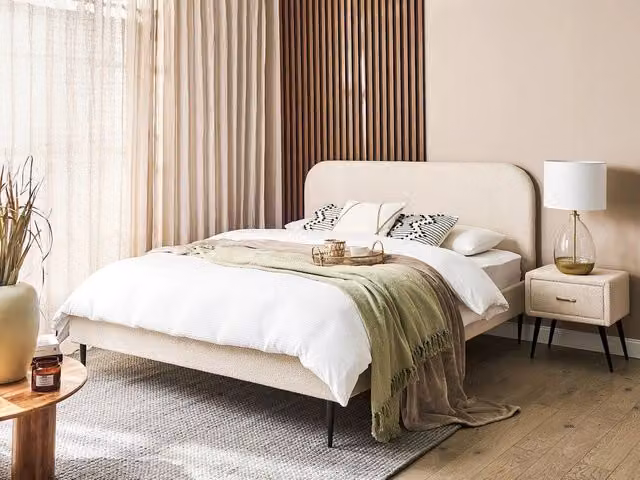 Letto matrimoniale BELIANI in tessuto bouclé beige con gambe dorate e rete a doghe, L/P/H: 160 x 200 x 109 cm