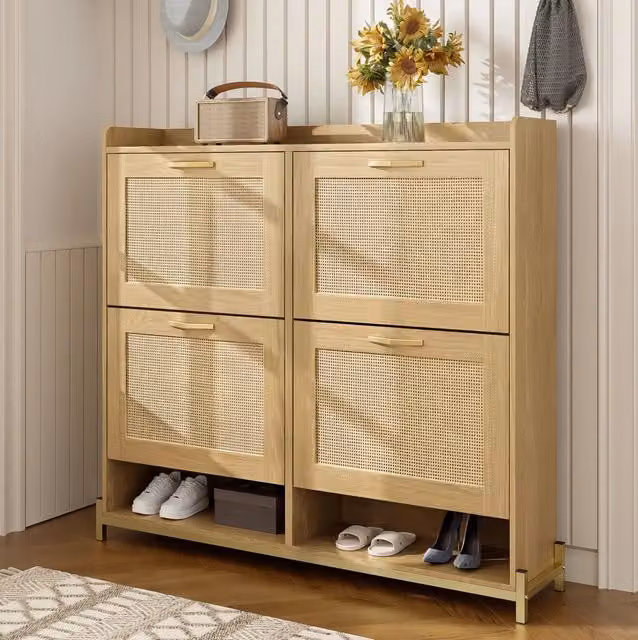 Scarpiera ULEVR 108,5x24x100 cm con 4 ante in rattan, ripiano superiore e struttura in metallo, effetto rovere chiaro