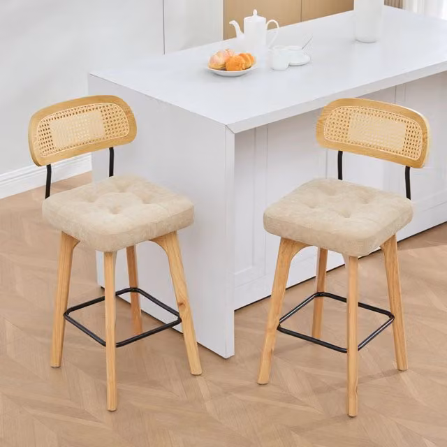 Set di 2 sgabelli da bar girevoli Mivray con schienale in rattan e seduta imbottita in ciniglia beige