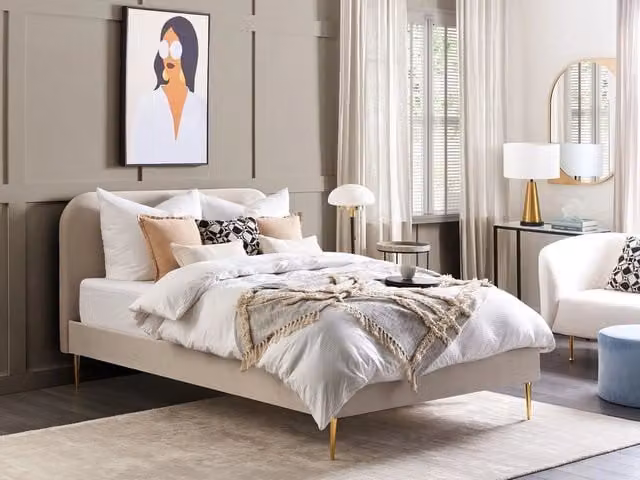 Letto matrimoniale Beliani in velluto beige con gambe dorate e rete a doghe, design minimalista, L/P/H: 140 x 200 x 109 cm
