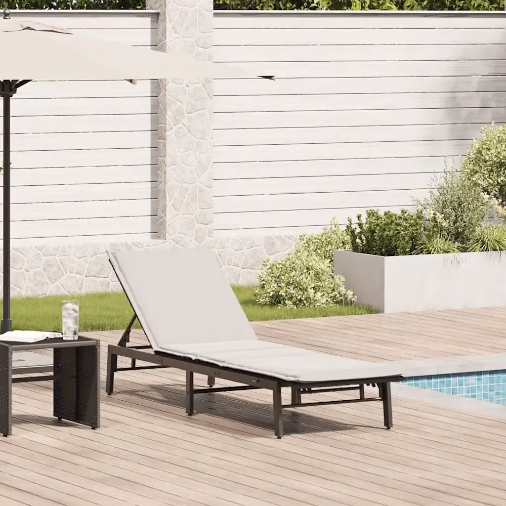 Lettino prendisole da giardino in polyrattan con cuscino nero e poggiatesta regolabile