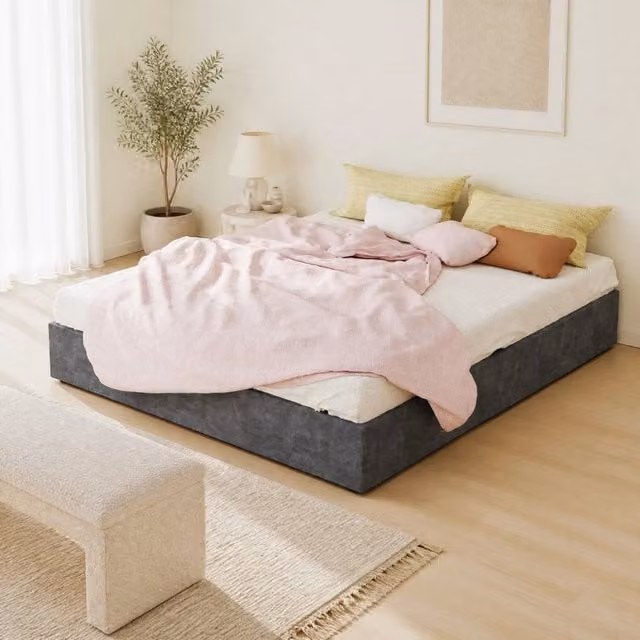 Letto matrimoniale 160x200 cm in tessuto grigio con testiera geometrica e struttura in metallo