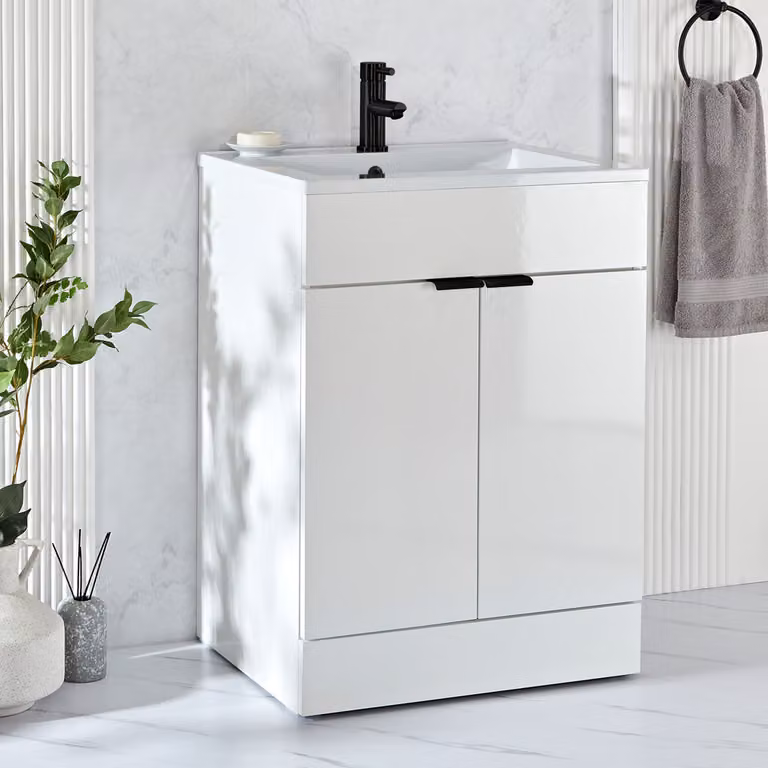 Mobile Bagno a Terra Bianco da 610mm con Lavabo e Maniglie Nere con Impugnatura a Dito - Cluo