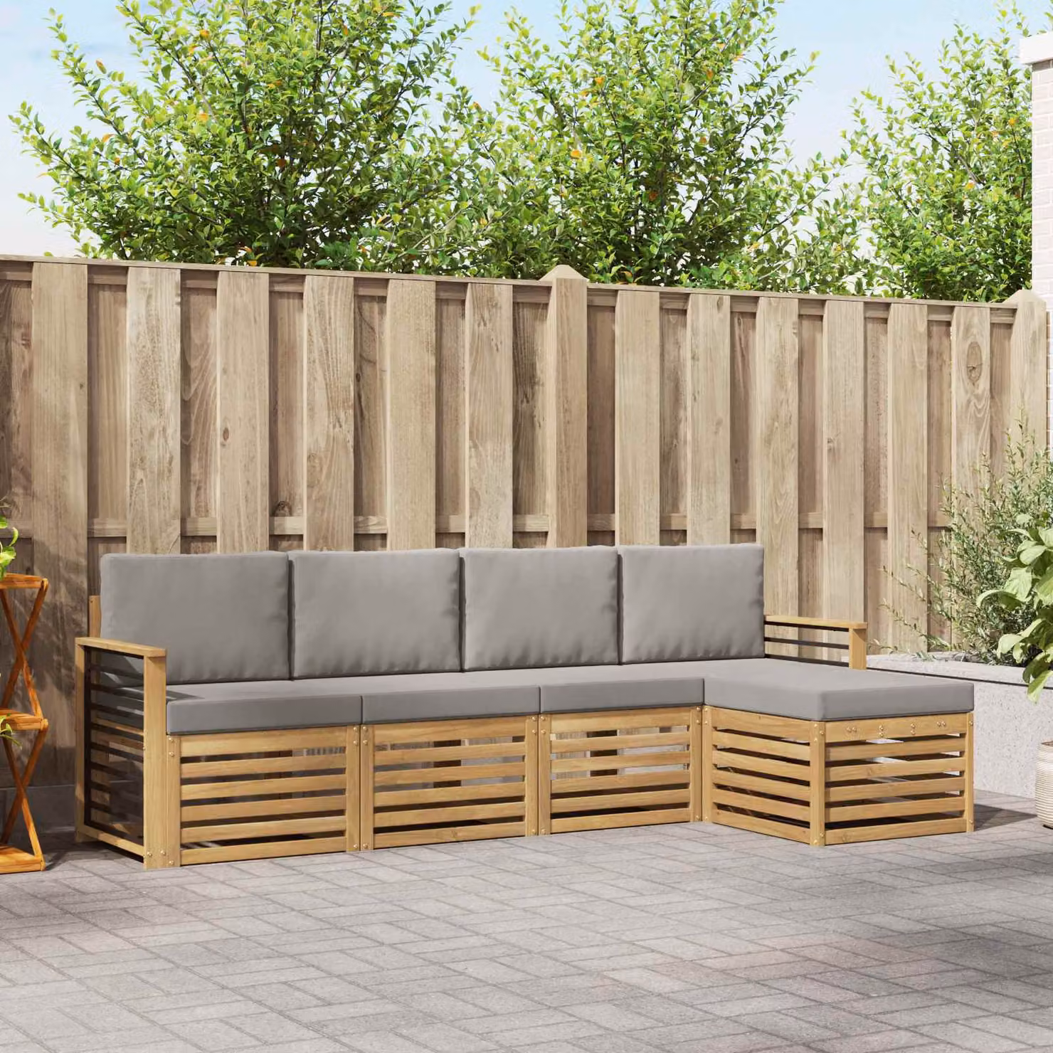 vidaXL Set di divani da esterno a L composto da 5 pezzi in legno di acacia con cuscini bianchi e grigi