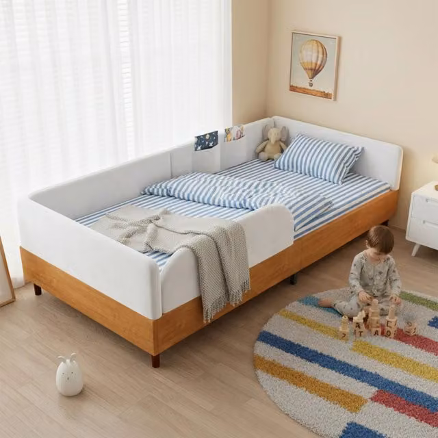 Letto singolo imbottito 90x200 cm; velluto bianco e legno naturale; 2 tasche portaoggetti per cameretta