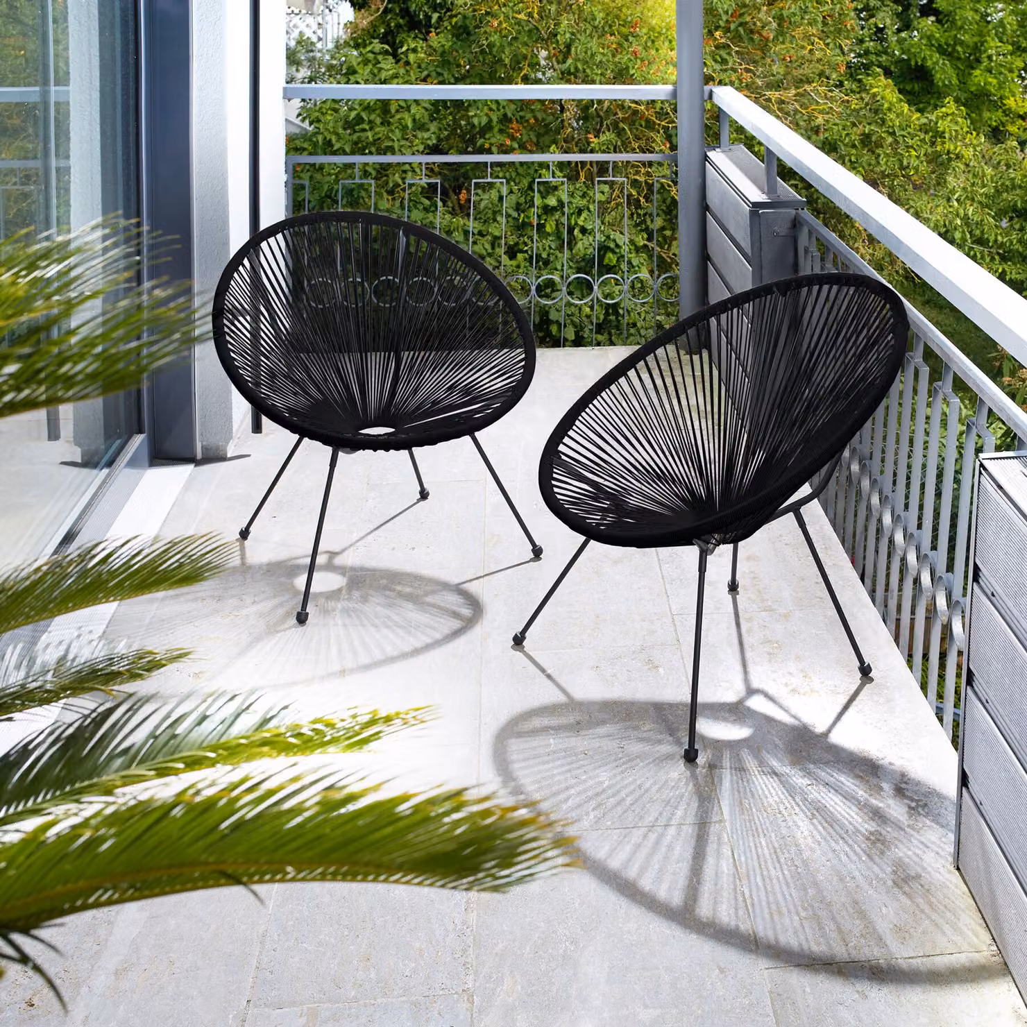 Set da giardino Santana di TecTake con tavolo rotondo in vetro e 2 sedie in acciaio nero opaco – 2