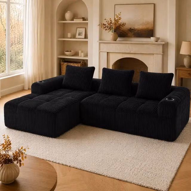 Divano modulare ULEVR 253x158x61 cm in velluto a coste nero con tasche laterali, portabicchieri e 3 cuscini