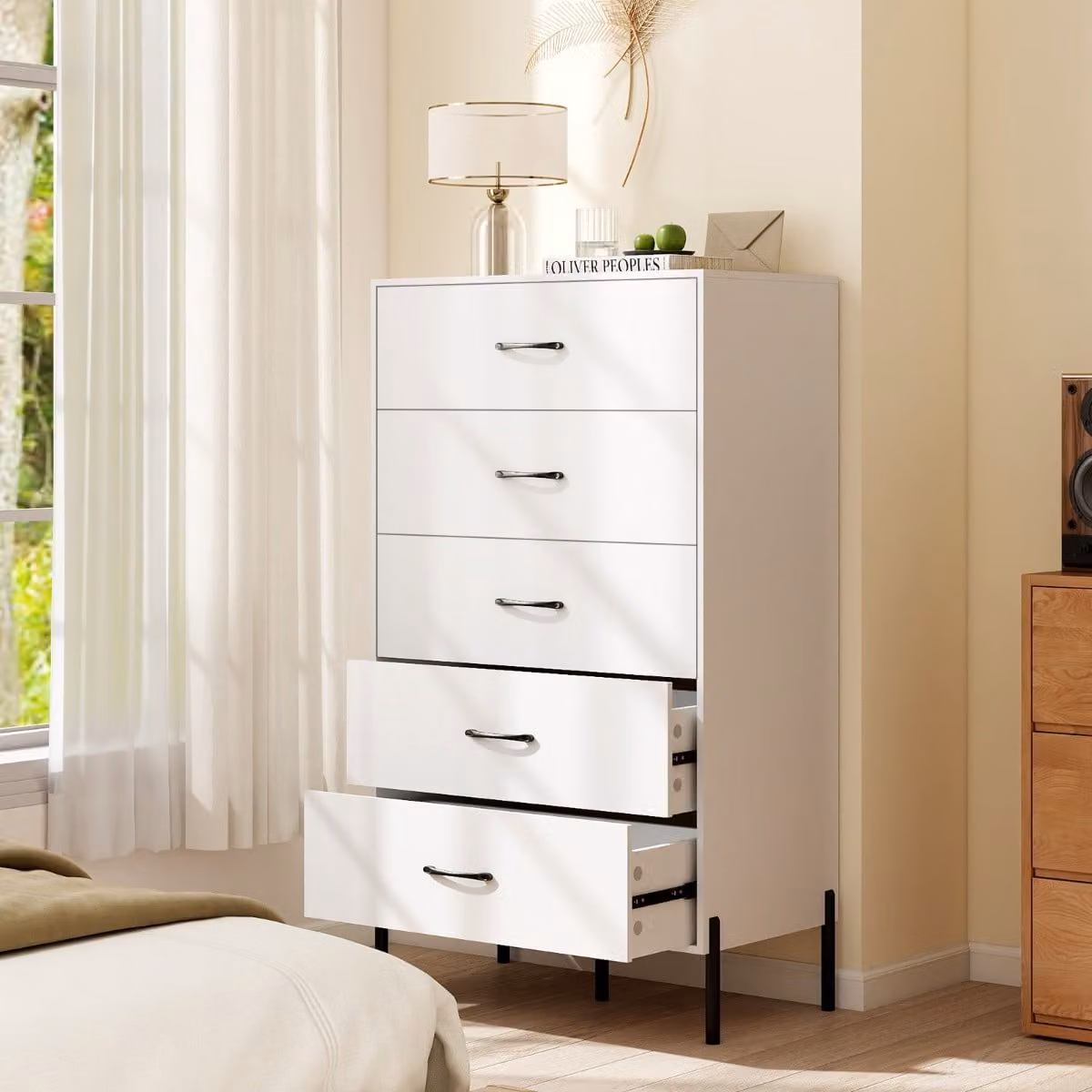 Cassettiera moderna Costway con 5 cassetti e maniglie in metallo, colore bianco, ideale per camera da letto o soggiorno