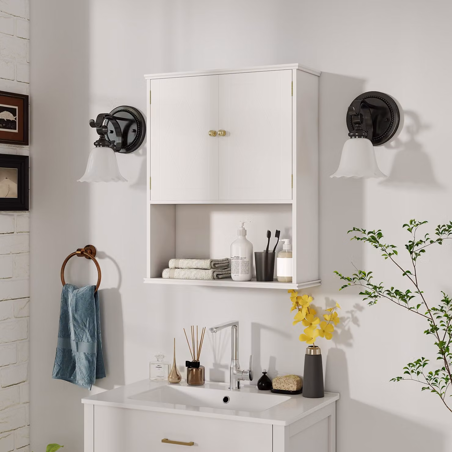 Armadietto da muro Costway bianco con 2 ante e ripiano aperto regolabile per bagno, lavanderia o cucina