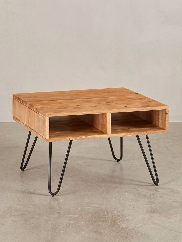 Tavolino in legno massello di acacia, design moderno, struttura in metallo, spazio contenitivo. 60x60x40 cm | Kadima Design