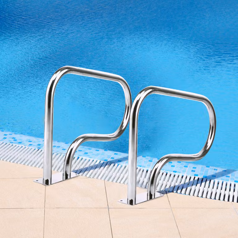 Set di 2 corrimano per piscina e spa Costway in acciaio inox color argento con piastra di base per la tua sicurezza