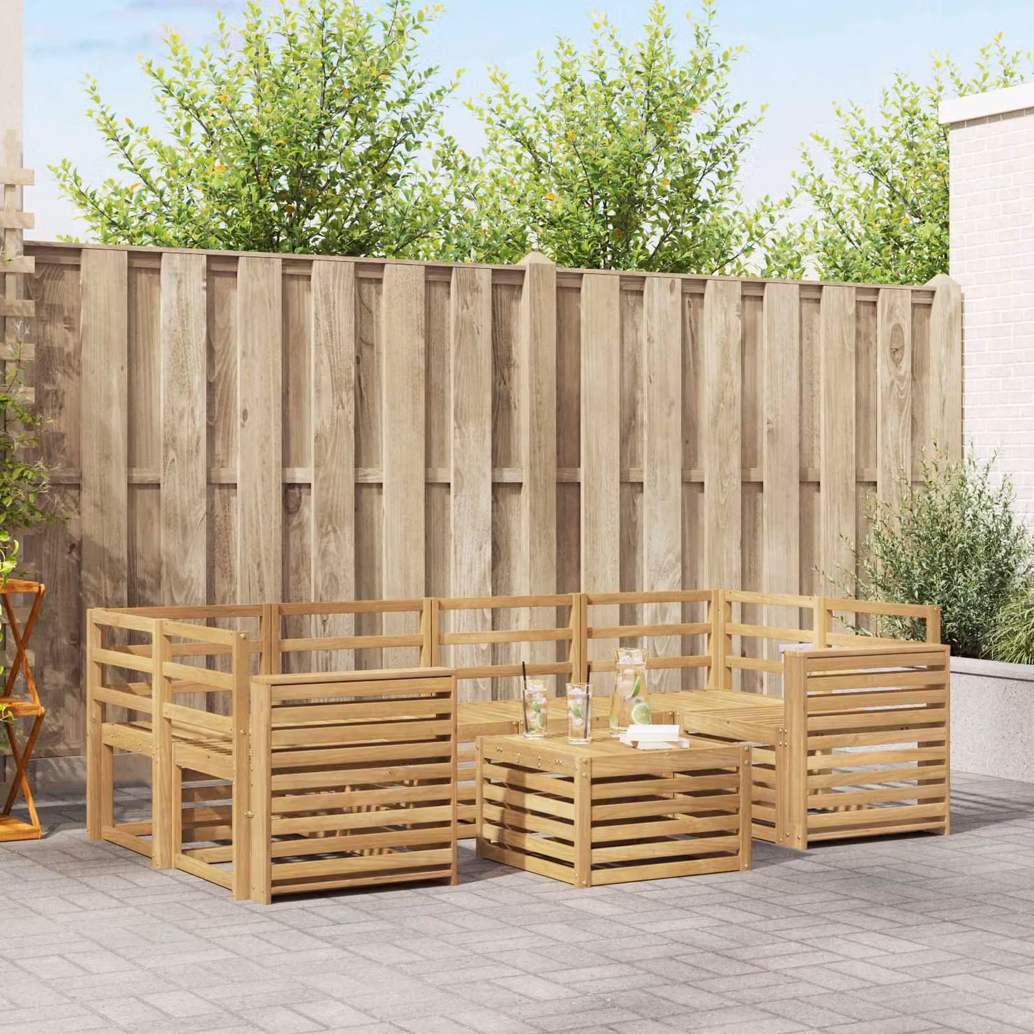 vidaXL Set di divani da esterno a forma di U composto da 7 pezzi in legno di acacia massello con cuscini bianchi e tavolino da caffè