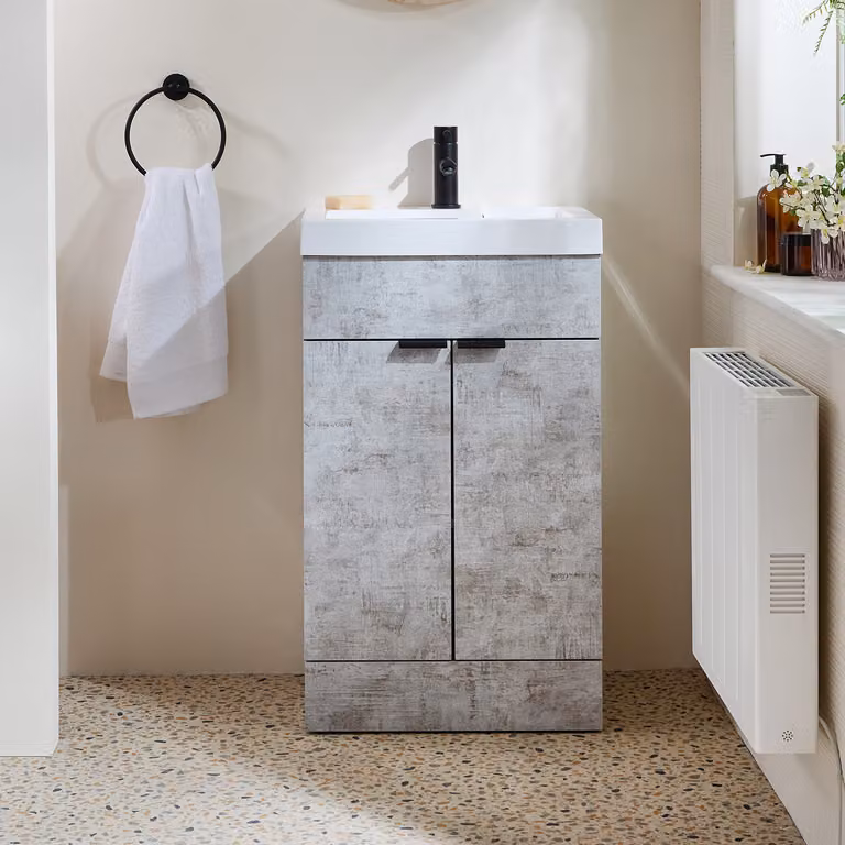 Mobile Bagno a Terra Grigio Cemento da 500mm con Lavabo e Maniglie Nere con Impugnatura a Dito - Cluo