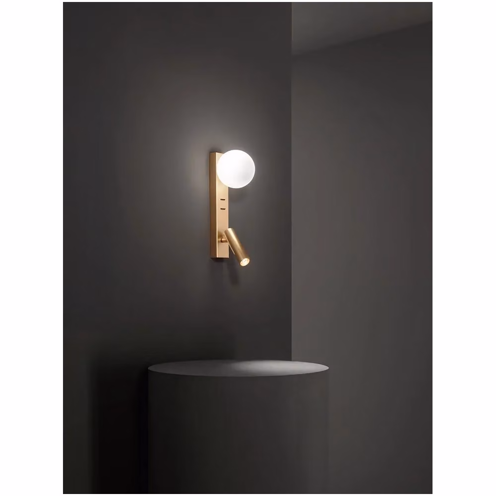Applique da Comodino Fog Perenz con USB e USB-C, Sfera in Vetro Bianco e Corpo Orientabile Oro – 2