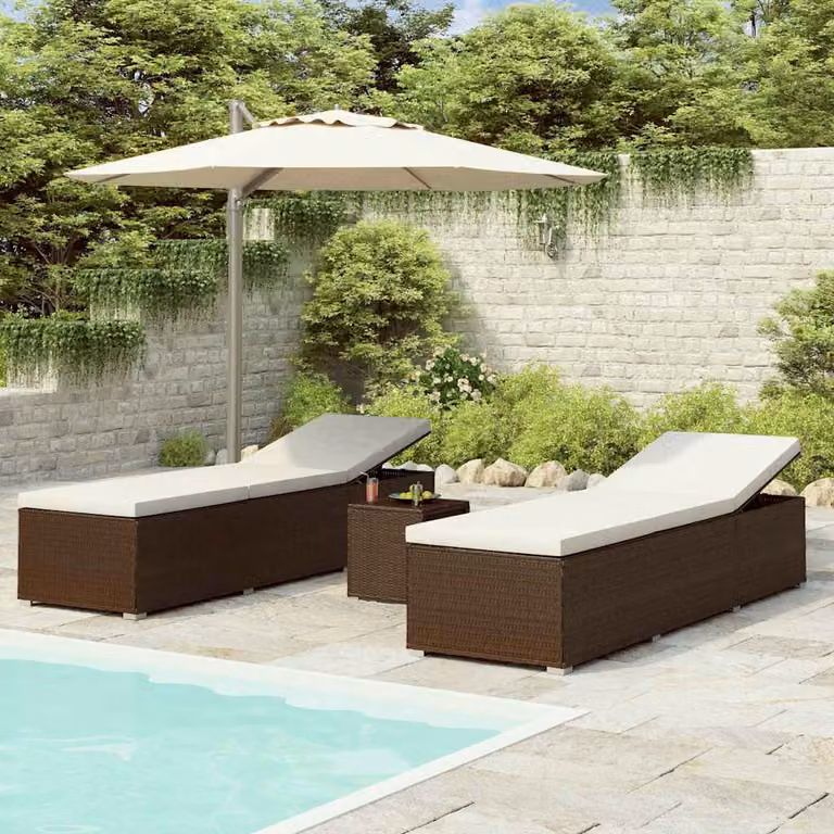 Set di 3 lettini prendisole con tavolino vidaXL in rattan marrone e metallo con cuscini bianchi resistenti alle intemperie