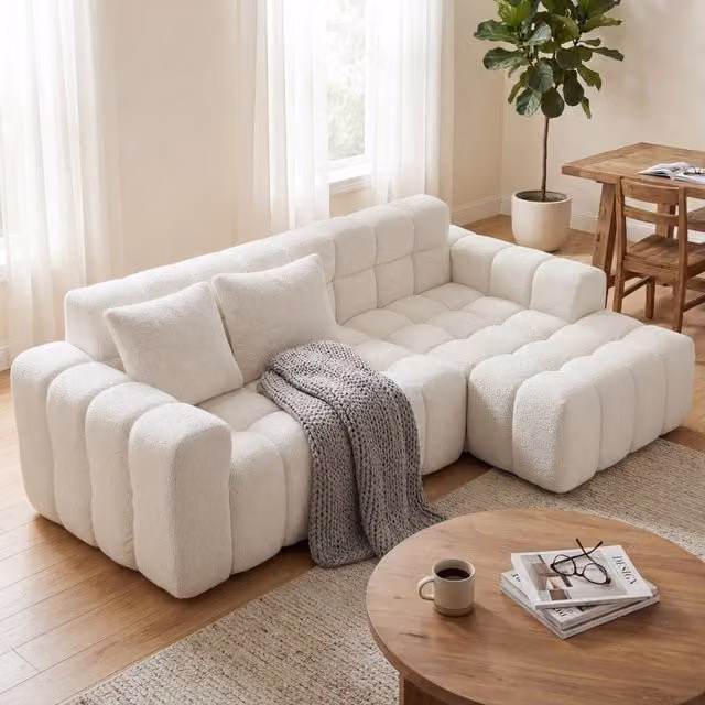 Divano modulare a chaise longue in velluto effetto alghe bianco con braccioli e seduta profonda