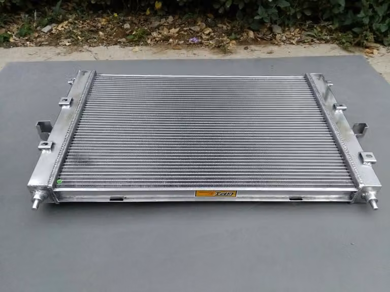 Radiatore in alluminio - 650x438x40 mm - Attacco da 35 mm - Include tappo - Raffreddamento motore efficiente - Accessori per auto