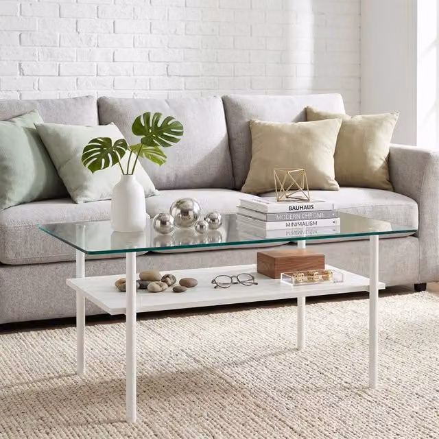 Tavolino da Salotto Moderno Rettangolare, Piano in Vetro e Ripiano MDF, Struttura in Metallo Bianco, 2 Livelli Portaoggetti, Effetto Legno Bianco, H45xL98xP58 cm
