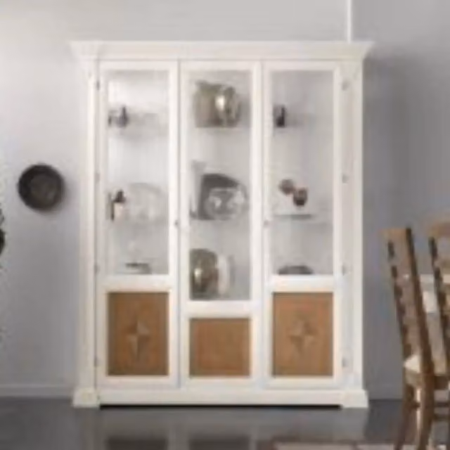 Vetrina KIVIO in legno e vetro con ante in vetro, stile shabby chic, colori bianco, noce e oro, H: 212 cm, L: 177 cm, P: 48 cm