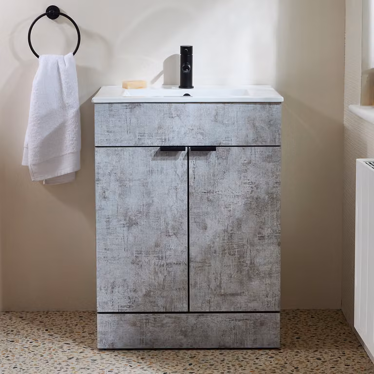 Mobile Bagno a Terra Grigio Cemento da 610mm con Lavabo e Maniglie Nere con Impugnatura a Dito - Cluo