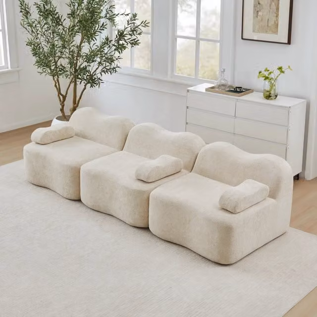 Divano angolare modulare Mivray in velluto beige con pouf coordinato e design moderno per il tuo soggiorno
