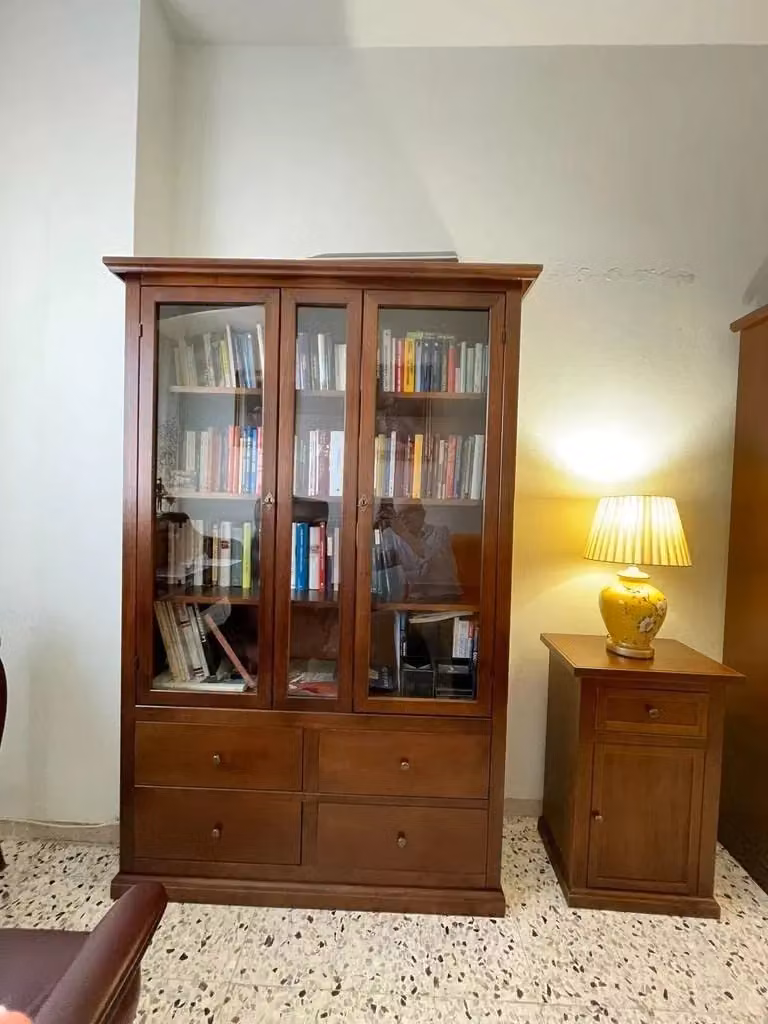 Vetrina in stile arte povera Mobili 2G con 2 porte in vetro e 4 cassetti in legno color noce L: 119 cm, P: 40 cm, H: 185 cm – 3