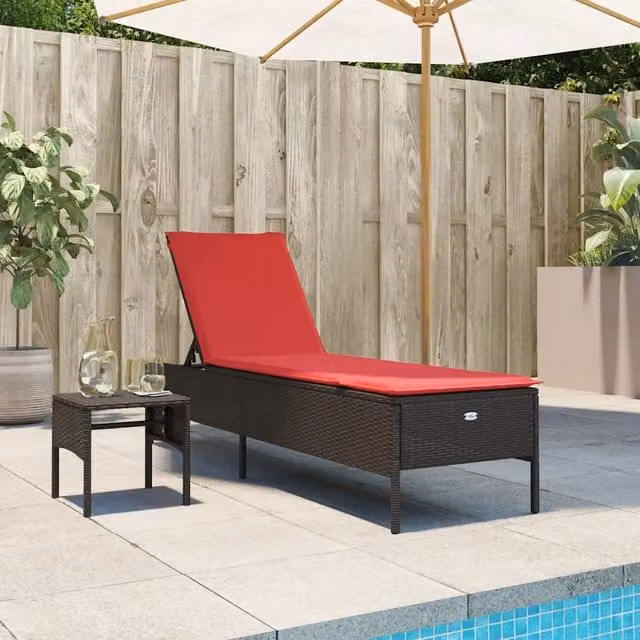Lettino prendisole vidaXL con tavolino e cuscino resistente alle intemperie in rattan marrone e rosso – 1