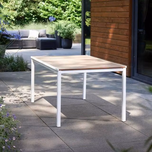 Tavolo da esterno Sarnia DMORA con piano in rovere e struttura in metallo bianco, L: 159 cm, P: 95 cm, H: 75 cm