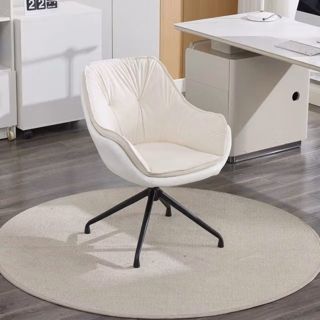 Sedia da ufficio girevole in similpelle beige con design minimalista e base in metallo e plastica