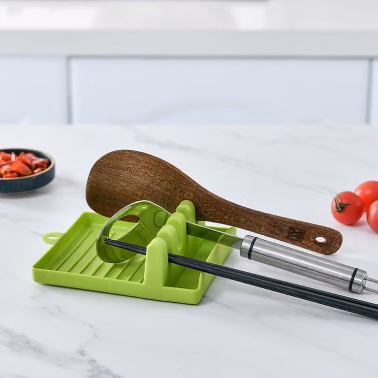 Portavaso in plastica verde con 4 fessure e base antiscivolo, ideale per essere appeso