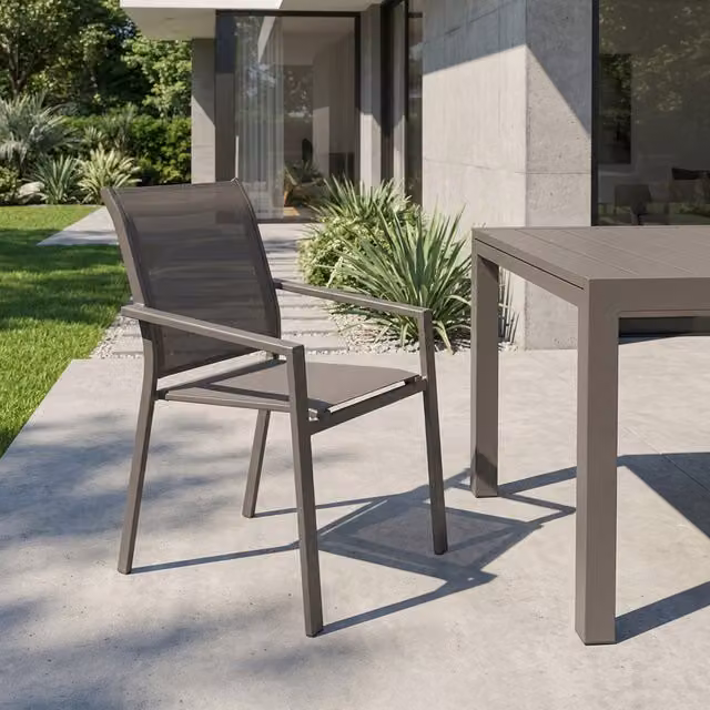 Sedia da giardino Hesperide con braccioli in alluminio e textilene grigio antracite, impilabile e resistente ai raggi UV