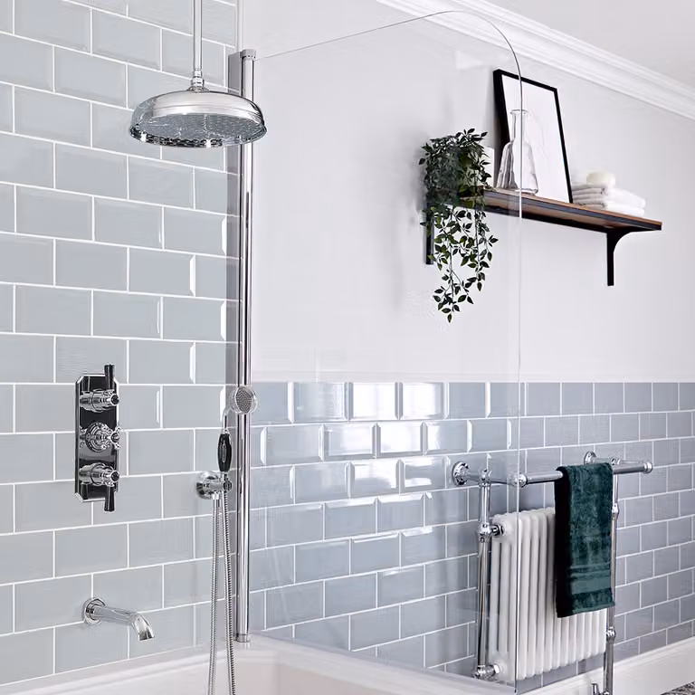 Sistema Termostatico Elizabeth HudsonReed per Doccia e Vasca con Soffione da 300mm, Erogatore, Doccetta e Braccio a Soffitto in Ottone, Colore Cromo e Nero