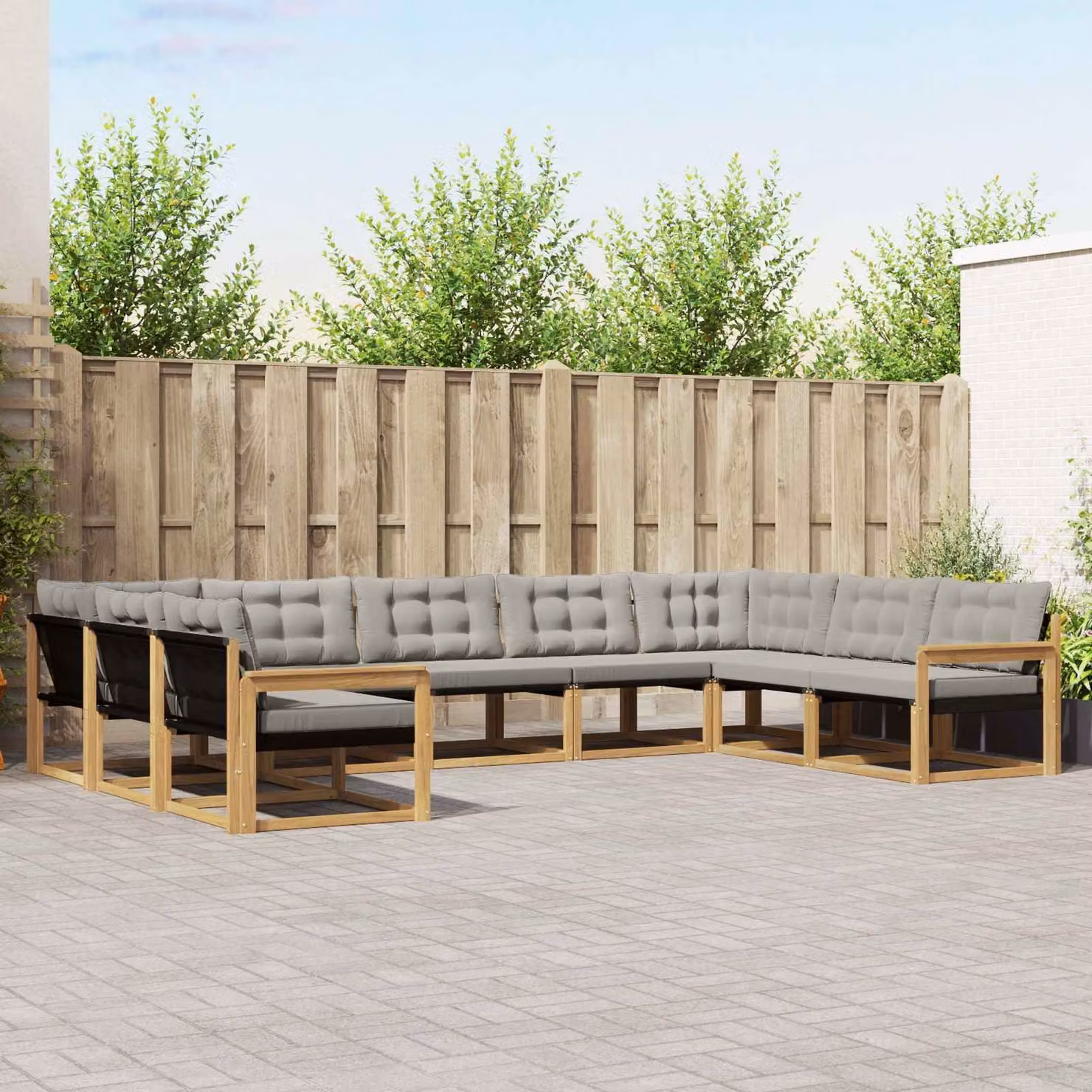 vidaXL Set di divani da esterno a forma di U composto da 9 pezzi in legno di acacia con cuscini bianchi e grigi