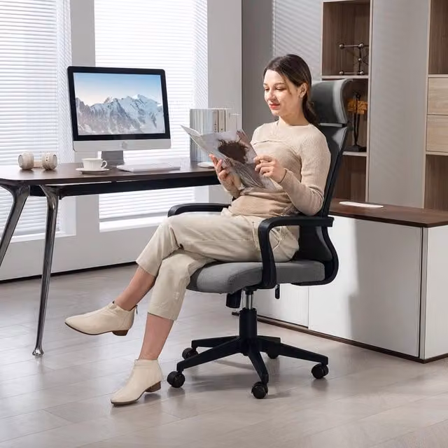 Sedia da ufficio ergonomica OKWISH girevole con schienale alto, braccioli e ruote, colore grigio, L: 60.5 cm, P: 69 cm, H: 120 cm – 1