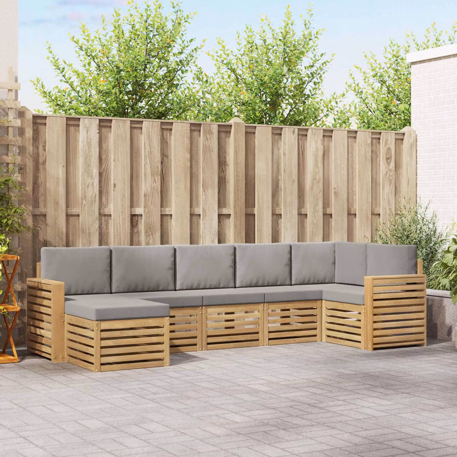 vidaXL Set di divani da esterno a L composto da 7 pezzi in legno di acacia con cuscini, Bianco e Grigio