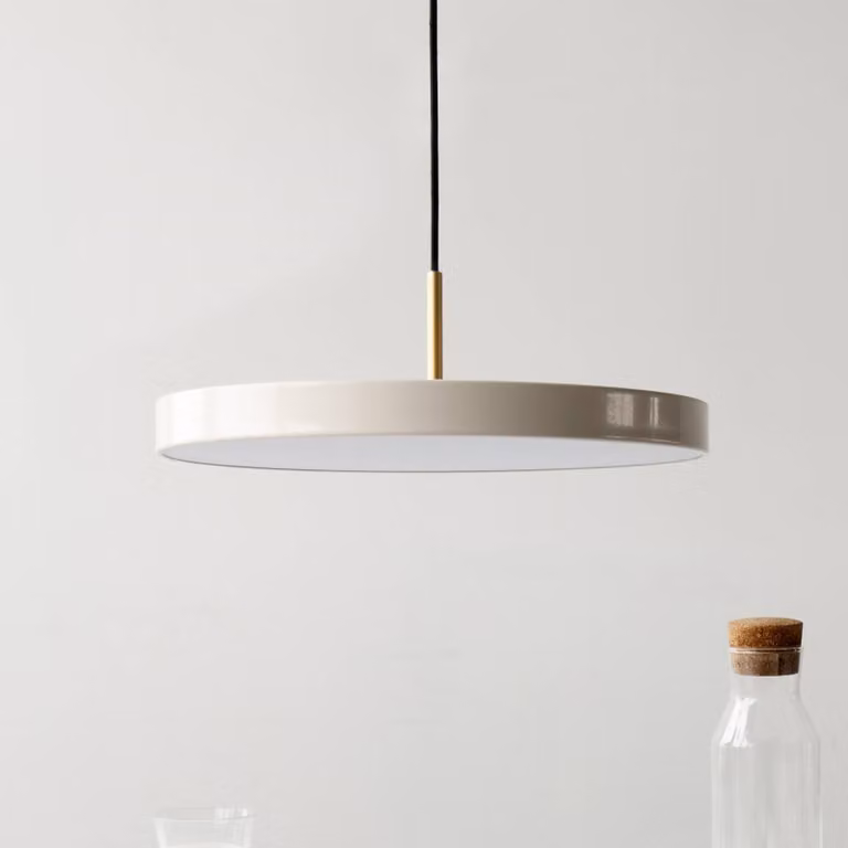 UMAGE Lampada LED a sospensione Asteria Medium madreperla/ottone Ø 43 cm Asteria, dimmerabile, Crema / Ambra, Soggiorno / Sala da pranzo, Alluminio, Design
