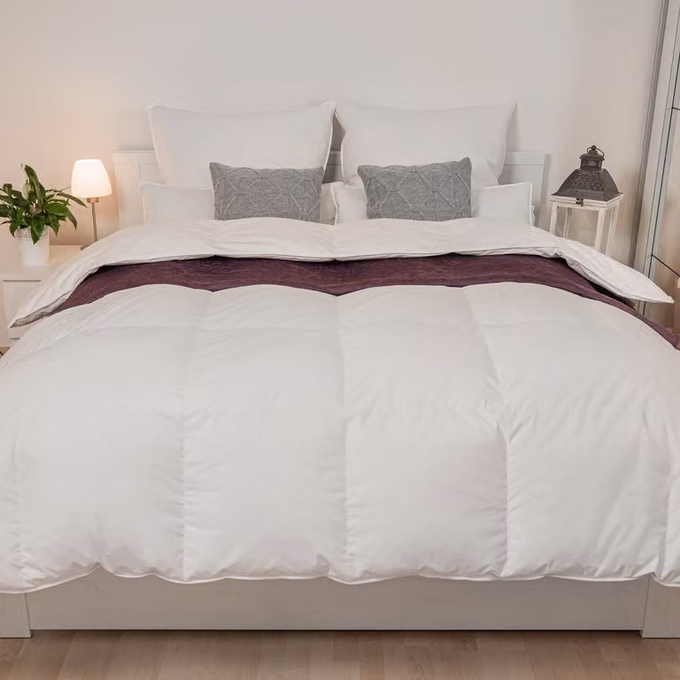 Piumino 135 x 200 cm, 1200 g + cuscino 80 x 80 cm, 1380 g. Imbottitura: 60% piumino / 40% piume
