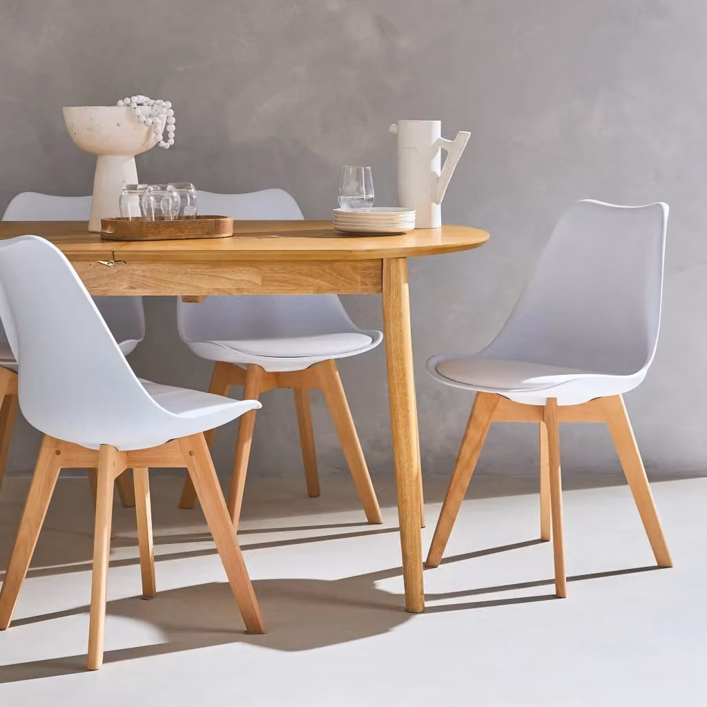 Set di 4 sedie scandinave imbottite Alice's Home in tessuto bianco con gambe in legno di faggio – 2