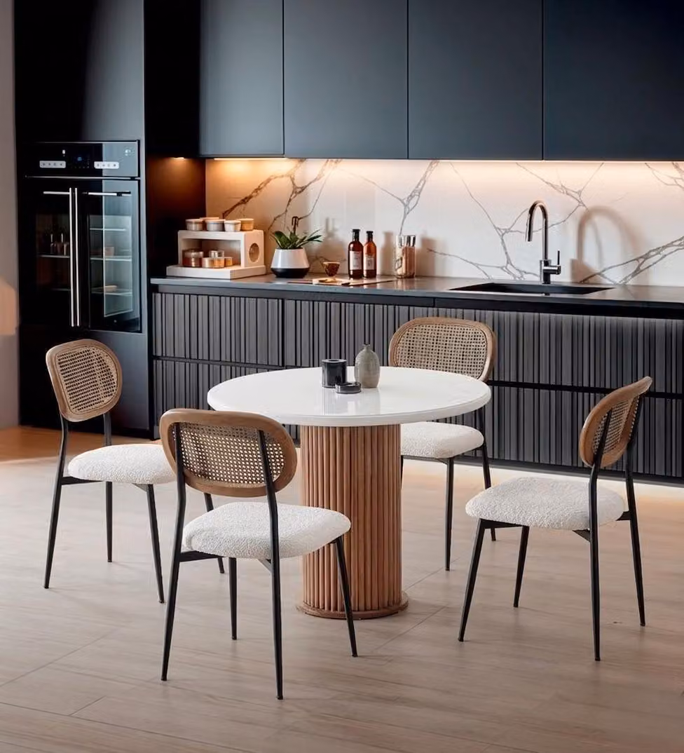 Set da pranzo: tavolo da pranzo con 4 sedie, rotondo, bianco, in legno, comodo, moderno