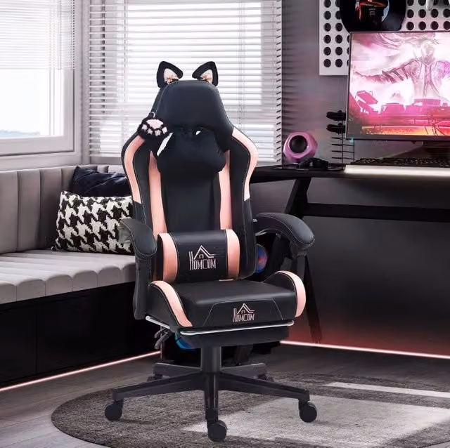 Poltrona gaming nera con orecchie di gatto e poggiapiedi