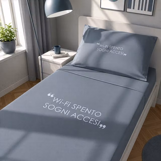 Completo letto singolo KASANOVA in cotone Quotes denim blu, include lenzuolo piano, lenzuolo con angoli e federa, 90x190 cm