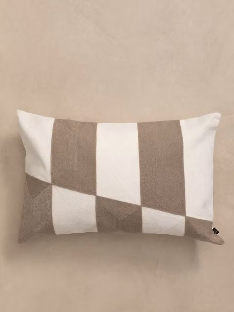 Casse cuscino rettangolari Kenay Home in cotone beige e bianco con rivestimento lavabile