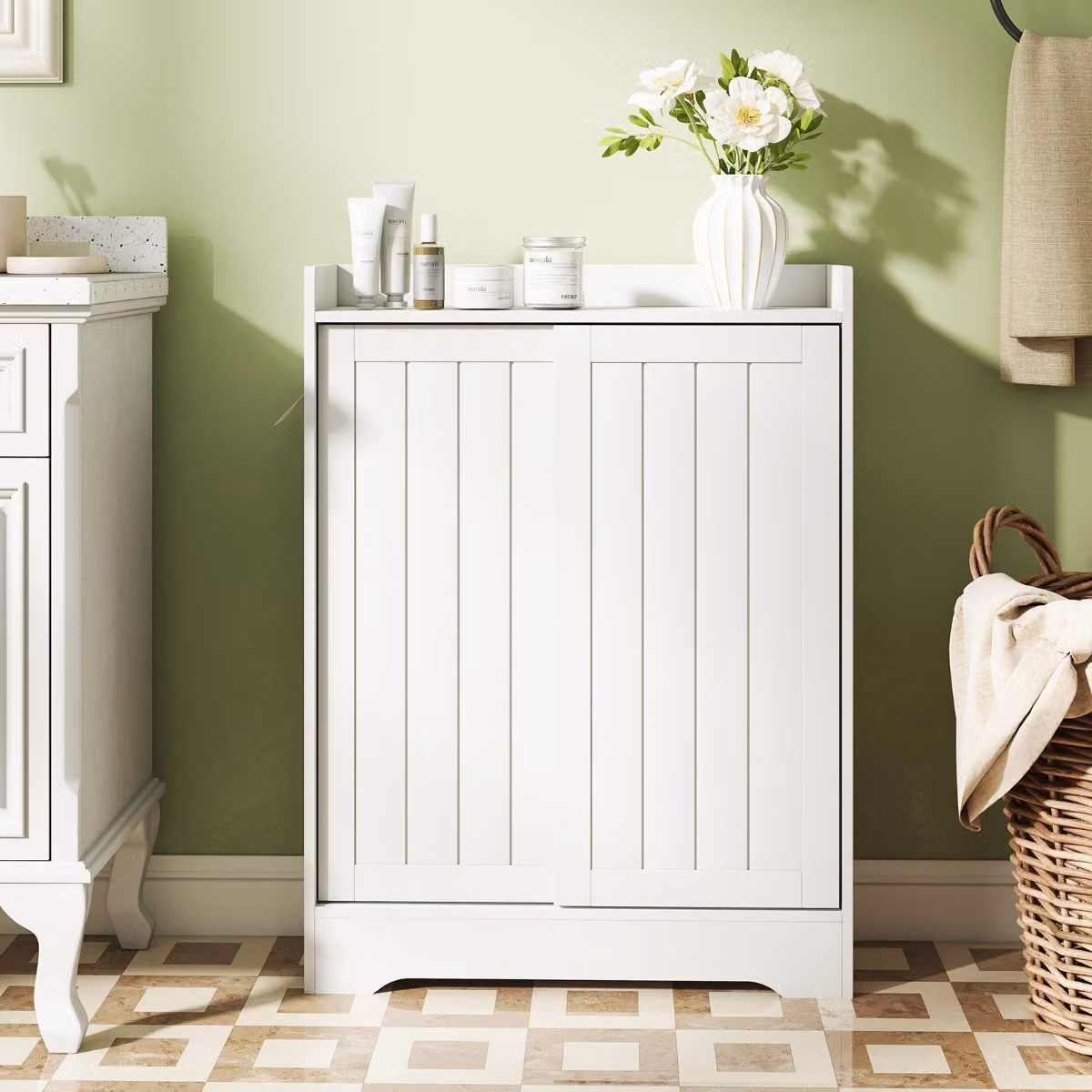 Armadio da bagno stretto Costway bianco con ripiani regolabili e porta carta igienica per spazi ridotti
