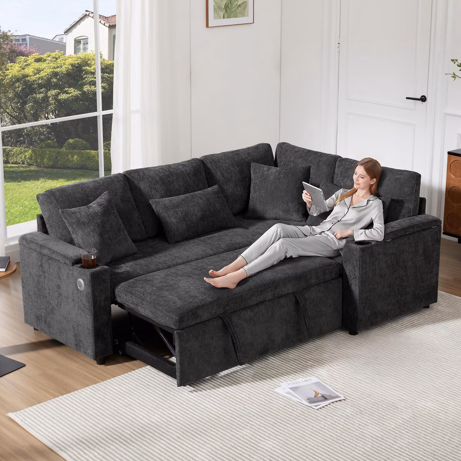 Divano angolare a forma di L, estensibile, con meccanismo letto, dotato di spazio contenitivo, portabicchieri, presa USB, ripiano laterale e quattro cuscini. Adatto per soggiorni, camere da ospiti, sale home cinema e appartamenti. Colore: grigio