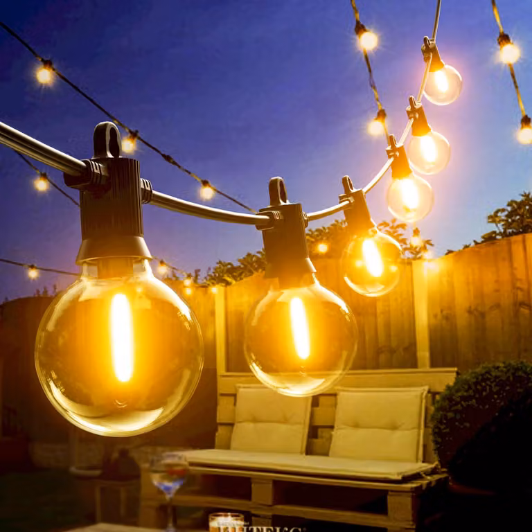 Catena luminosa da esterno, 8 metri, 12 luci LED bianco caldo, grado di protezione IP65 (resistente all'acqua), realizzata in plastica