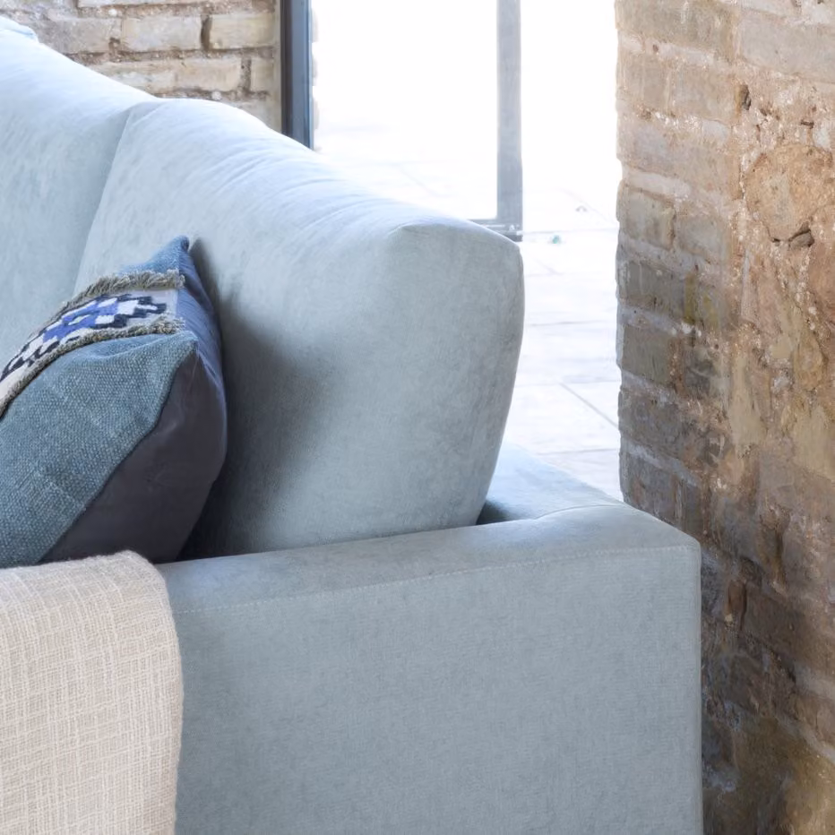 Sofà lettino Milú Banak a 3 posti con chaise longue sinistra, modello moderno in tessuto blu con cuscini inclusi e coperture rimovibili – 2