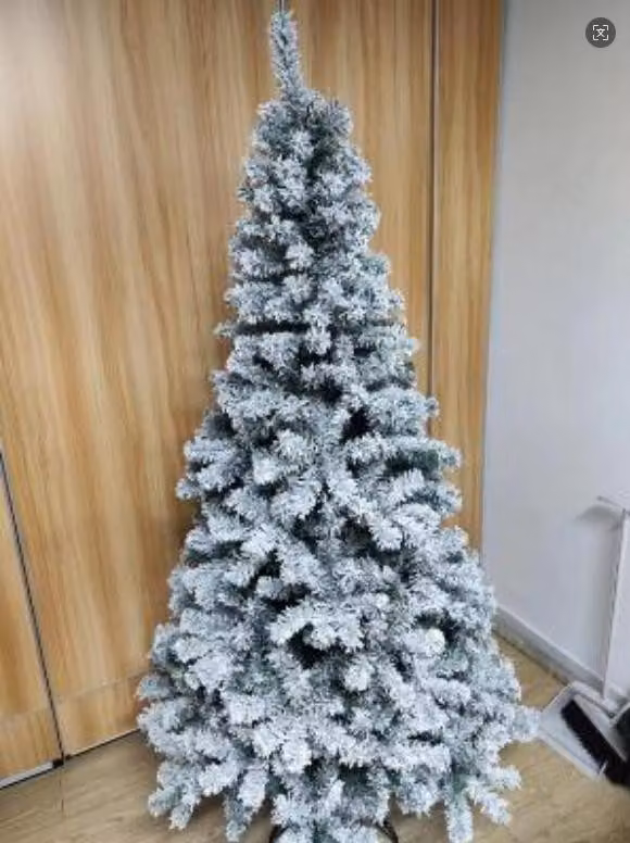 Albero di Natale artificiale, innevato, altezza 185 cm (6.0 piedi), con fitti rami di abete/pino, illuminazione LED e punte degli aghi innevate. Montaggio a cerniera, con supporto in metallo