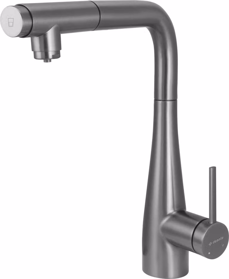 Kitchen faucet with water filter connection with pull-out spout