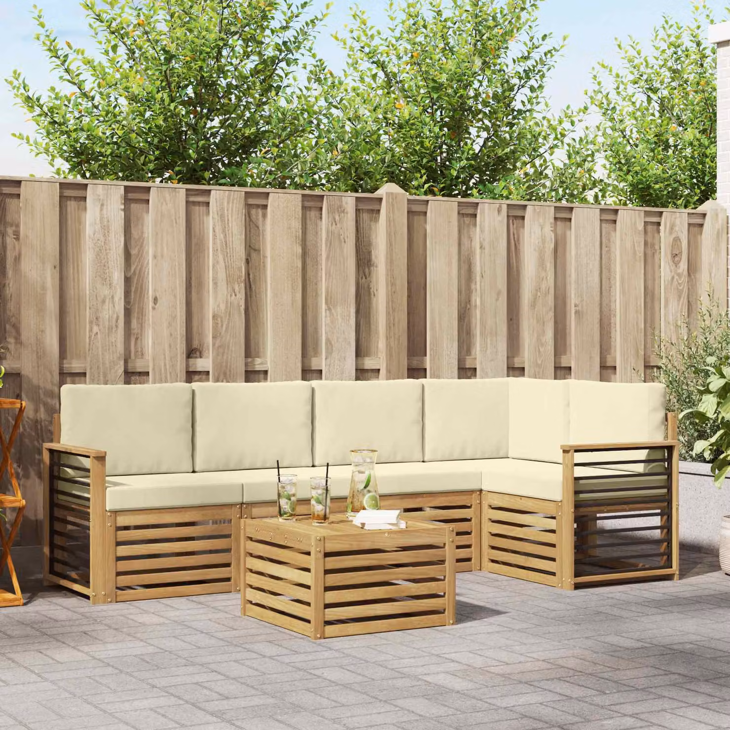 Set di divani da esterno a L vidaXL in legno di acacia con cuscini beige e bianco
