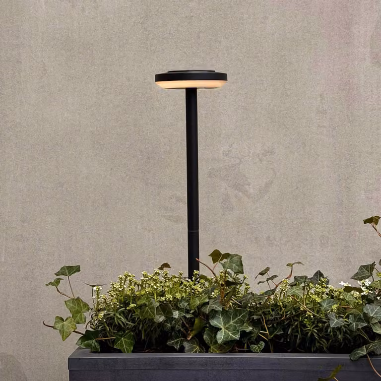 Dyberg Larsen Lampione a LED e solare Otera 50 cm, picchetto da terra, IP44, Nero, Alluminio, Moderno, Lampade solari